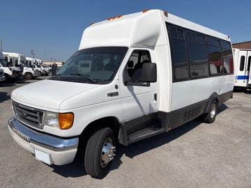 Picture of 2003 Ford Federal Coach Shuttle Bus