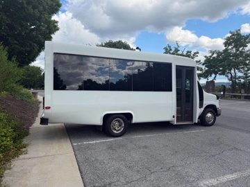 Picture of 2018 Ford E-Series Shuttle Bus