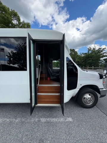 Picture of 2018 Ford E-450 Shuttle Bus