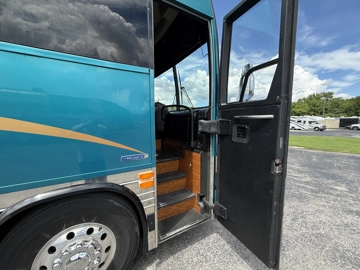 Picture of 2005 Prevost Xlii Motorcoach Conversion