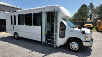 2019 FORD E-450 Starcraft 18P ADA Shuttle