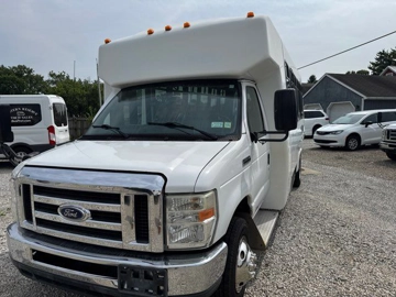 Picture of 2019 Ford E-450 Shuttle Bus