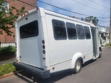 Picture of 2018 Ford E450 Super Duty Cutaway Shuttle Bus