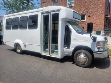 Picture of 2018 Ford E450 Super Duty Cutaway Shuttle Bus