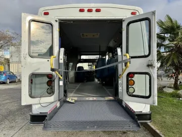 Picture of 2002 Ford E-450 Super Duty Shuttle Bus ADA