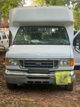 Picture of 2005 Ford E450 Super Duty Cutaway Shuttle Bus