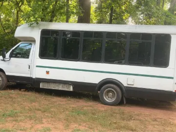 Picture of 2005 Ford E450 Super Duty Cutaway Shuttle Bus
