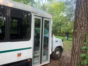 Picture of 2005 Ford E450 Super Duty Cutaway Shuttle Bus