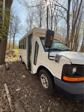 Picture of 2009 Chevrolet Express Cutaway Starcraft Shuttle Bus