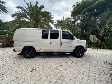 Picture of 2005 E350 Super Duty Passenger Van