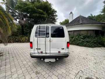 Picture of 2005 E350 Super Duty Passenger Van