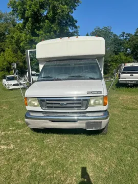 Picture of 2003 E350 Super Duty Passenger ADA Shuttle Bus