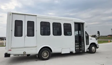 Picture of 2010 Ford E450 Startrans Shuttle Bus