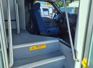 Picture of 2016 Ford Super Duty F-550 Drw Shuttle Bus