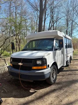 Picture of 2009 Chevrolet Express Cutaway Starcraft Shuttle Bus