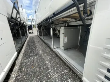 2025 MCI J4500 56P