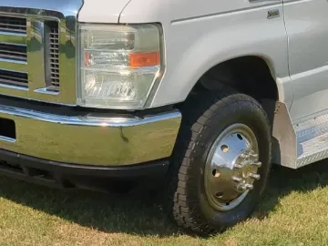 Picture of 2013 Ford E-350 14P Shuttle