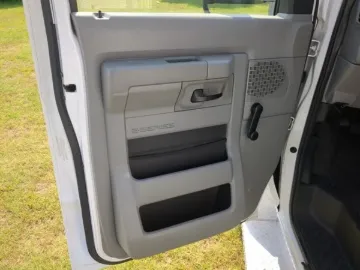 Picture of 2013 Ford E-350 14P Shuttle