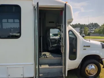 Picture of 2013 Ford E-350 14P Shuttle