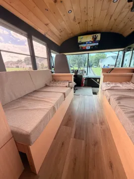 Picture of 2002 International RE3000 Skoolie