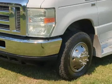 Picture of 2013 Ford E-350 14P Shuttle
