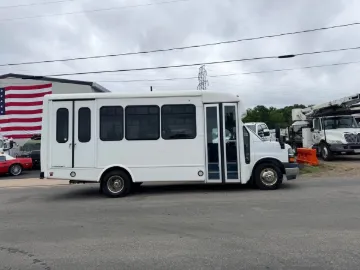 Picture of 2017 Chevrolet Express 4500 Starcraft Shuttle Bus ADA