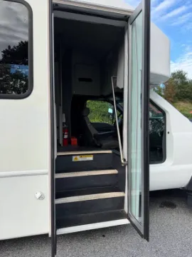 Picture of 2014 Ford F-550 Shuttle Bus ADA