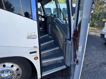 2016 MCI J4500 ADA