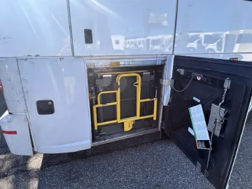2016 MCI J4500 ADA