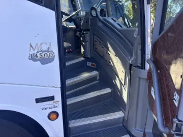 2016 MCI J4500 ADA