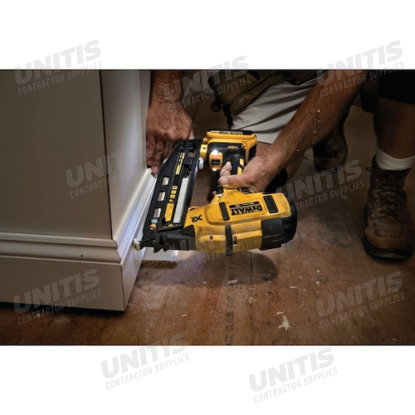 Dewalt 20V 16-Gauge Cordless Angled Finish Nailer Kit